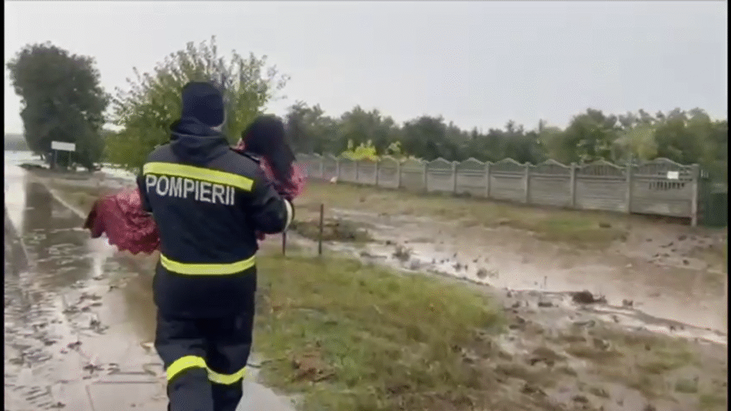 O bătrână salvată din calea apelor la Siliștea
