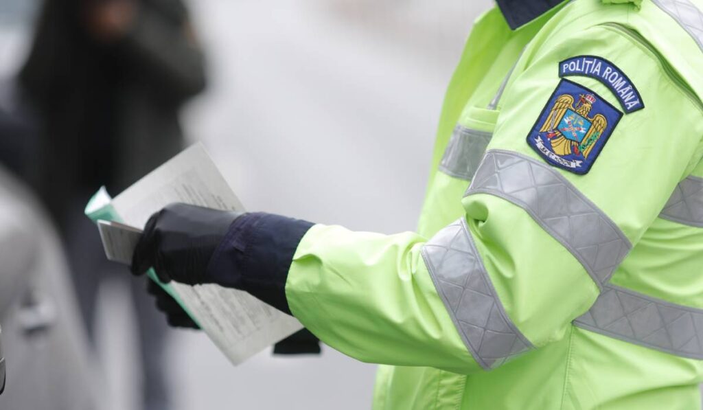 O educatoare din Gorj a fost prinsă beată la volan. Ce alcoolemie avea femeia Un ofițer de poliție rutieră român oprește o mașină pentru a verifica actele de identitate ale șoferului. Conceptul de amenda rutieră