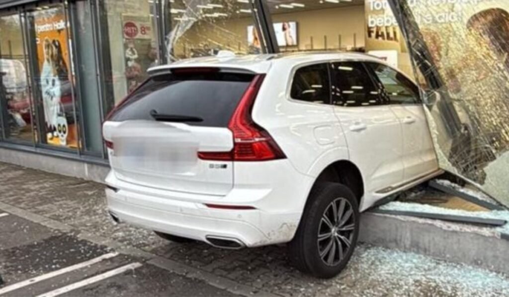 O șoferiță din Brăila s-a izbit de geamurile unui supermarket în timp ce voia să plece de pe loc un volvo XC60 alb, izbit și trecut pri geamurile supermarketului kaufland din Brăila, carierul Viziru, 9 octombrie 2025