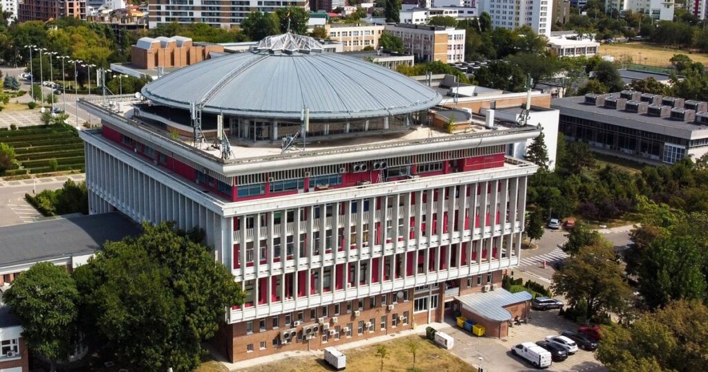 O universitate din România oferă gratuit pregătire pentru examenul de admitere