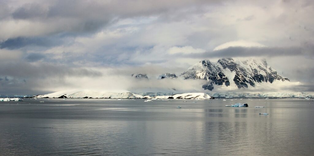 Oamenii de știință au descoperit ceva alarmant care se scurge în adâncurile oceanului din jurul Antarcticii
