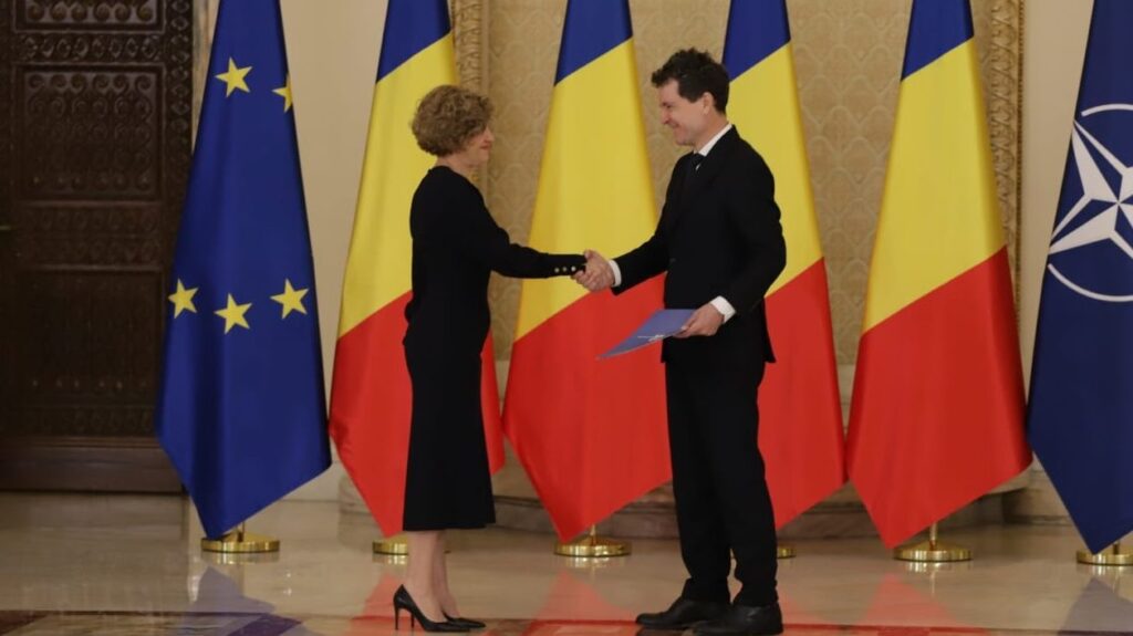 Oana Gheorghiu a depus jurământul de vicepremier, deși PSD i-a cerut lui Bolojan să o retragă Oana Gheorghiu a devenit vicepremier, deși Grindeanu și PSD i-au cerut lui Bolojan să o retragă pentru declarațiile anti-Trump