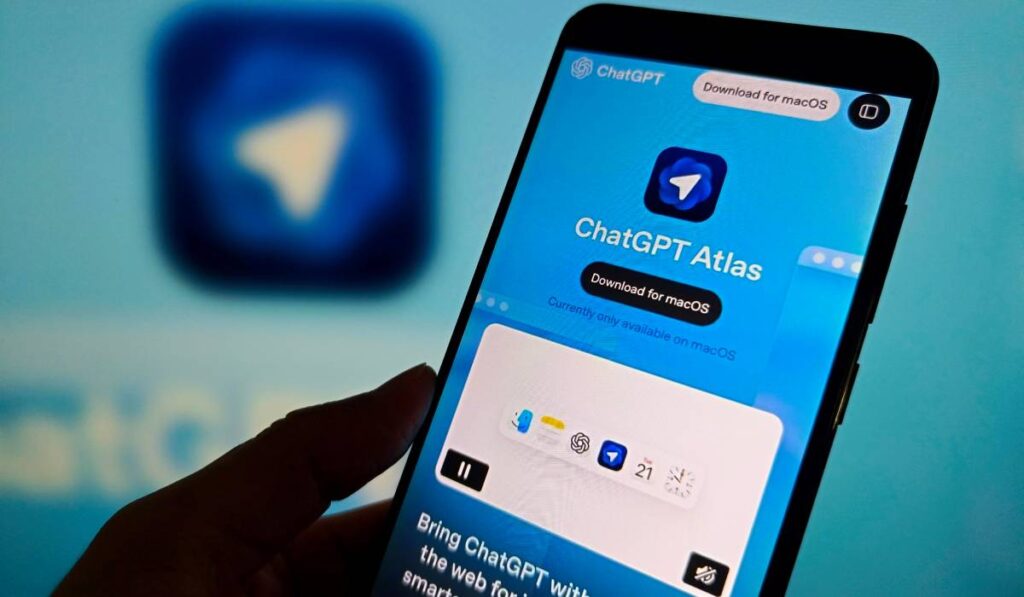 Ecranul unui telefon, pe care apare pagina de start a noului browser ChatGPT Atlas.