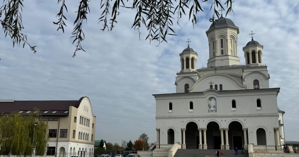 Oraș bogat, oraș sărac. Cum risipesc unii bugetele locale și cum supraviețuiesc alții acolo unde primăriile nu adună nici bani de salarii Oraș bogat, oraș sărac. Cum risipesc unii bugetele locale și cum supraviețuiesc alții acolo unde primăriile nu adună nici bani de salarii