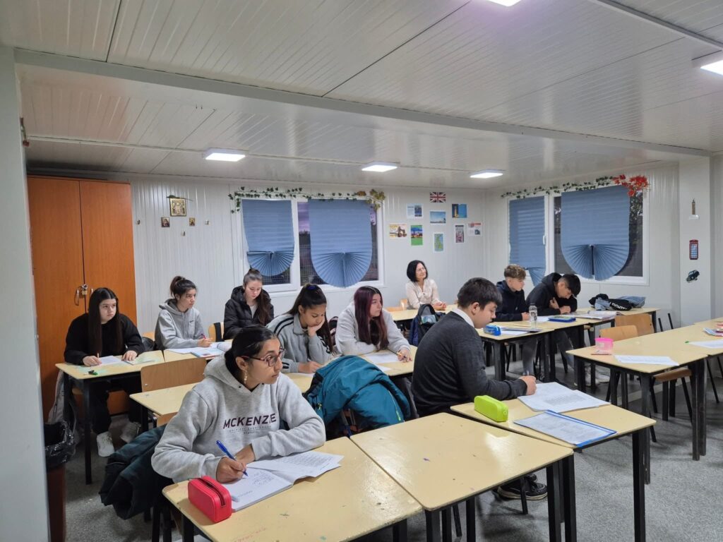 Elevi în sala de clasă