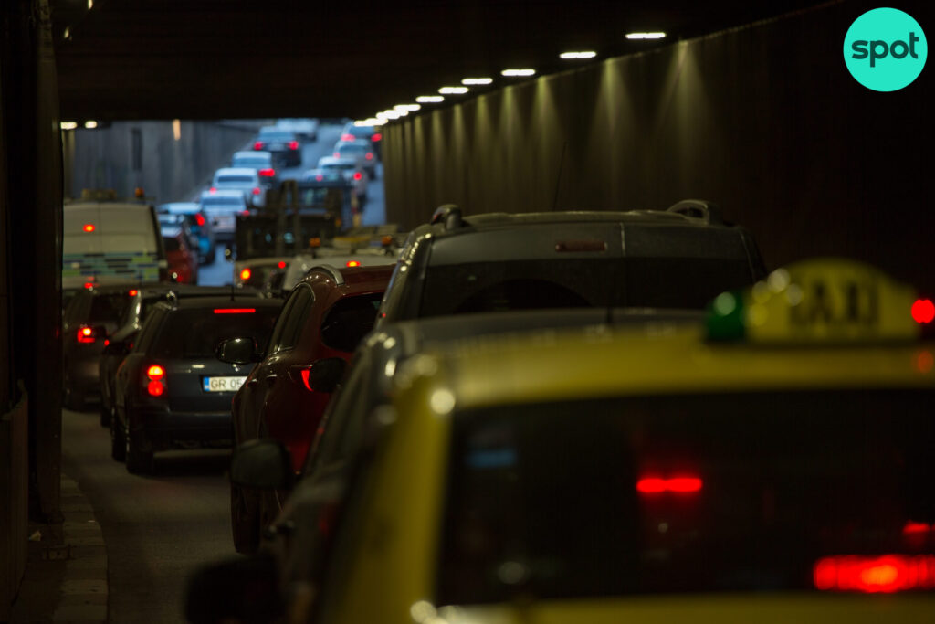 PMB vrea să scoată din trafic, 6 ore pe zi, mașinile de gunoi și de livrări. Ce spun liderii pieței de curierat