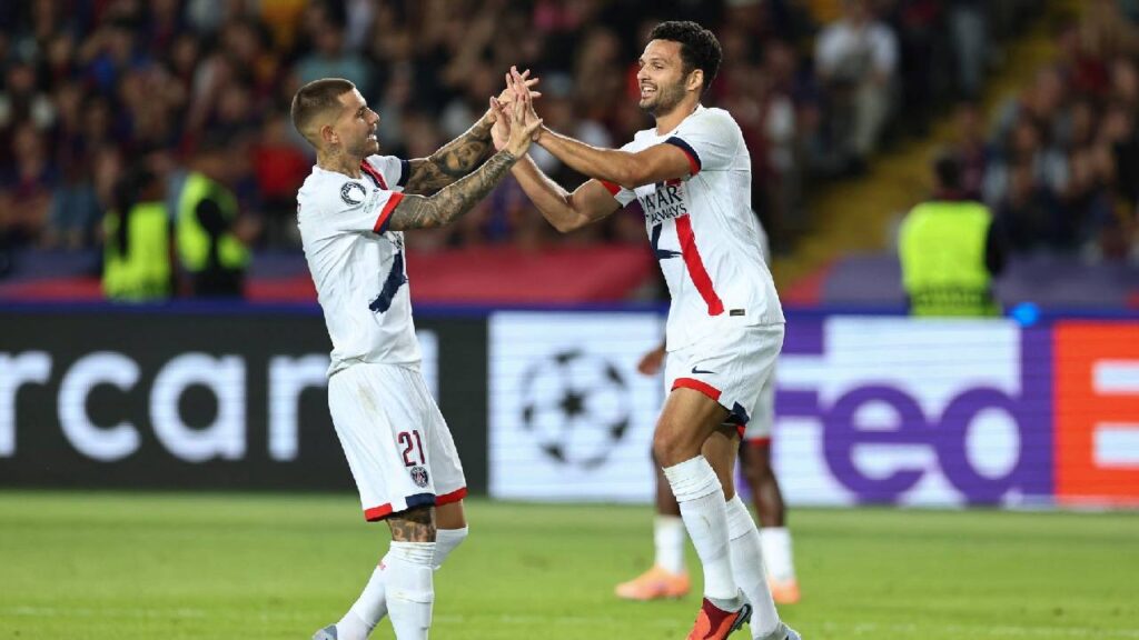 Atacantul portughez Goncalo Ramos (dreapta) al echipei Paris Saint-Germain sărbătorește al doilea gol marcat în timpul meciului de fotbal din faza a doua a Ligii Campionilor UEFA, dintre FC Barcelona și PSG.