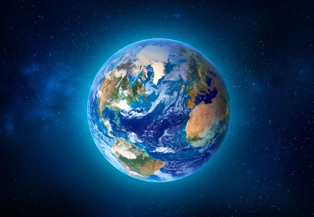 Această imagine prezintă o vedere spectaculoasă și detaliată a planetei Pământ (Terra) din spațiu, evidențiind masele de uscat maro-verzui, întinderile mari de apă albastre și norii albi. Planeta este înconjurată de un halou albastru-luminos, pe un fundal de spațiu cosmic întunecat plin de stele.