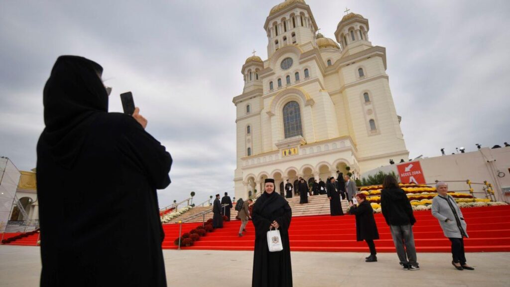 Patriarhia prelungește programul de închinare la Catedrala Națională până pe 5 noiembrie Patriarhia prelungește programul de închinare la Catedrala Națională până pe 5 noiembrie