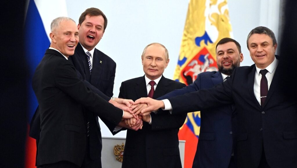 Putin si liderii separatisti la 30 septembrie 2022. De la stânga, Vladimir Saldo, șeful regiunii Herson numit de Moscova, Yevgeny Balitsky, șeful regiunii Zaporizhzhia numit de Moscova, președintele rus Vladimir Putin, în centru, Denis Pushilin, liderul Republicii Populare Donețk, și Leonid Pasechnik, liderul autoproclamatei Republici Populare Luhansk, în timpul unei ceremonii de semnare a tratatelor de aderare a patru regiuni ale Ucrainei la Rusia, la Kremlin, în Moscova, Rusia, vineri, 30 septembrie 2022.