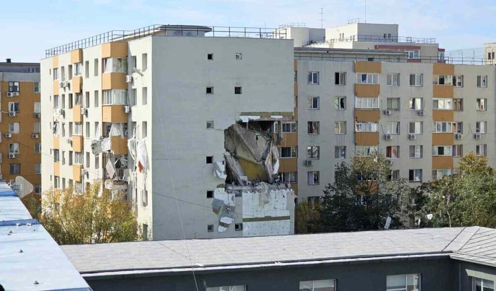 Percheziții la Distrigaz după explozia blocului din Rahova. Poliția cercetează și angajații care au făcut verificarea Blocul din Rahova, la câteva ore după explozie. Foto: Cristian Otopeanu / Libertatea