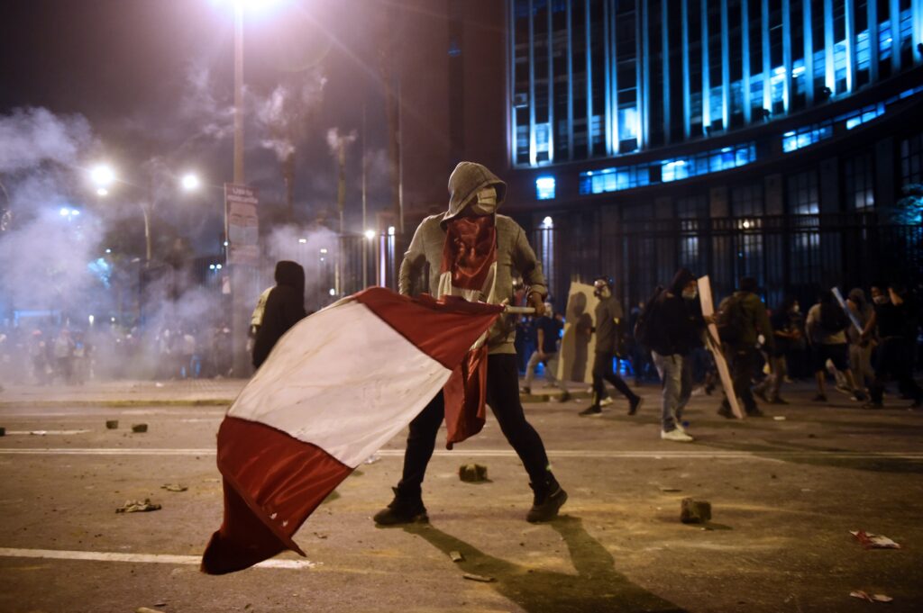 Peru va declara stare de urgență după ce protestele împotriva noului președinte au provocat moartea unei persoane și rănirea a zeci de alte persoane