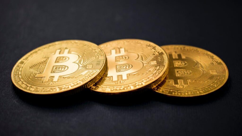 Peste jumătate dintre utilizatorii de cripto plănuiesc să îşi crească investiţiile
