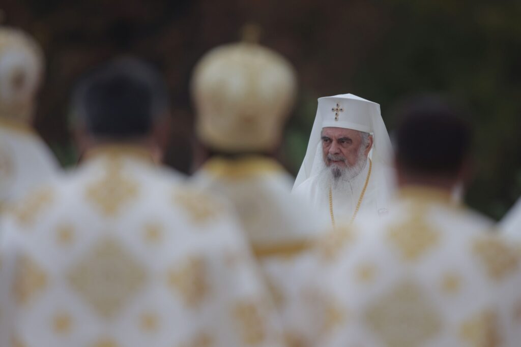 Pictura Catedralei Naționale, sfințită cu mare fast și puhoi de oficiali. Credincioșii de rând vor avea acces mai pe seară. Politicienii n-au scăpat de huiduieli (Galerie foto) Pictura Catedralei Naționale, sfințită cu mare fast și puhoi de oficiali. Credincioșii de rând vor avea acces mai pe seară. Politicienii n-au scăpat de huiduieli (Galerie foto)