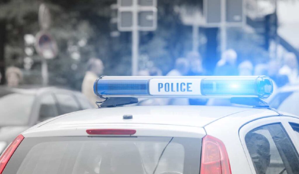Poliţist acuzat că s-a oprit la un bancomat şi la o pizzerie în loc să investigheze mai multe sesizări privind împușcături Mașină de poliție, în SUA, cu luminile aprinse