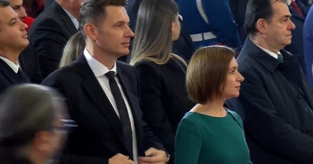 Președintele Maia Sandu, printre participanții ceremoniei de sfințire a picturii Catedralei Naționale din București Președintele Maia Sandu, printre participanții ceremoniei de sfințire a picturii Catedralei Naționale din București