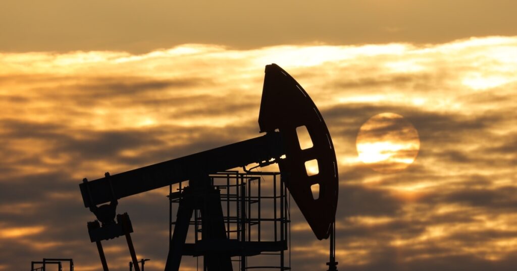 Prețul petrolului e în scădere continuă și se apropie de minimul ultimilor patru ani