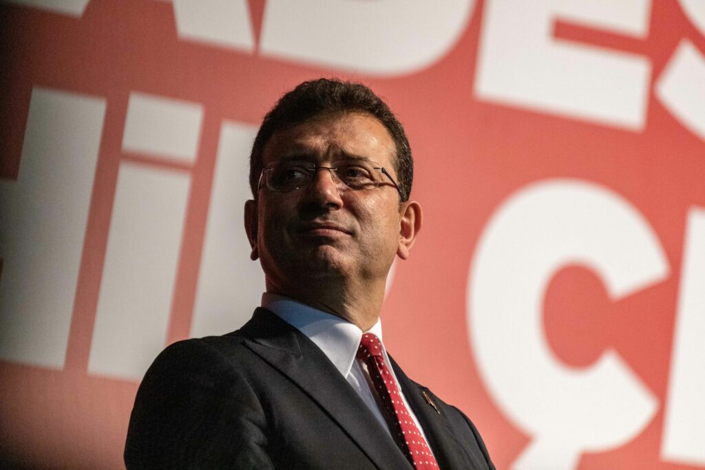 Primarul Istanbulului, Ekrem Imamoglu, vizat de un nou mandat de arestare pentru spionaj politic Primarul Istanbulului, Ekrem Imamoglu, vizat de un nou mandat de arestare pentru spionaj politic