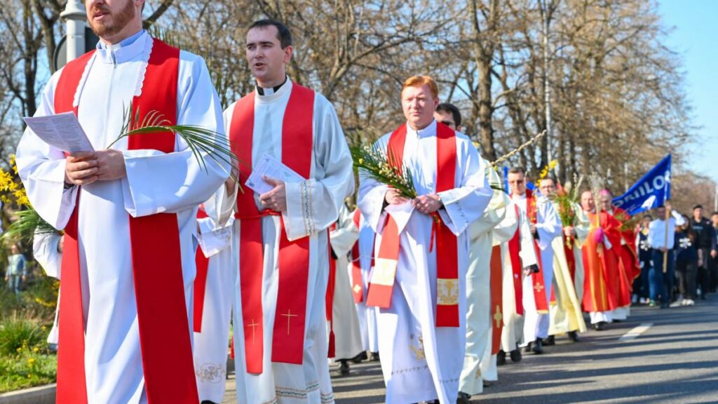Procesiune în cinstea Sfântului Papă Ioan Paul al II-lea, duminică, pe străzile Capitalei