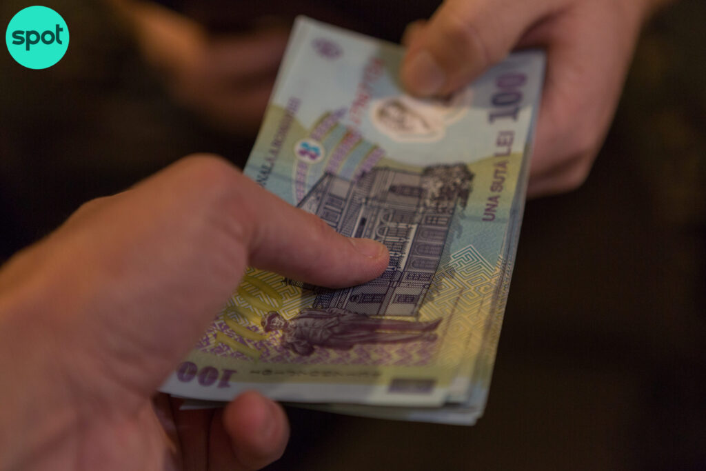 Profesor universitar din Brașov trimis în judecată. A luat șpagă de la studenți, inclusiv cadre active ale MAI, pentru a-i ajuta să promoveze examenele