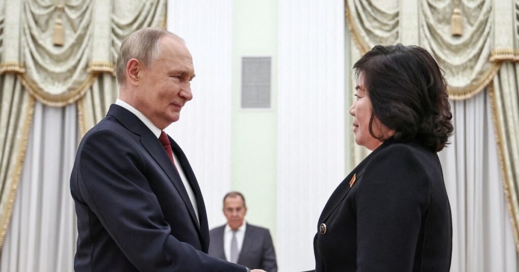Putin se întâlnește cu șefa diplomației nord-coreene, în timp ce Zelenski discută dezvoltarea rachetelor cu rază lungă de acțiune Putin se întâlnește cu șefa diplomației nord-coreene, în timp ce Zelenski discută dezvoltarea rachetelor cu rază lungă de acțiune