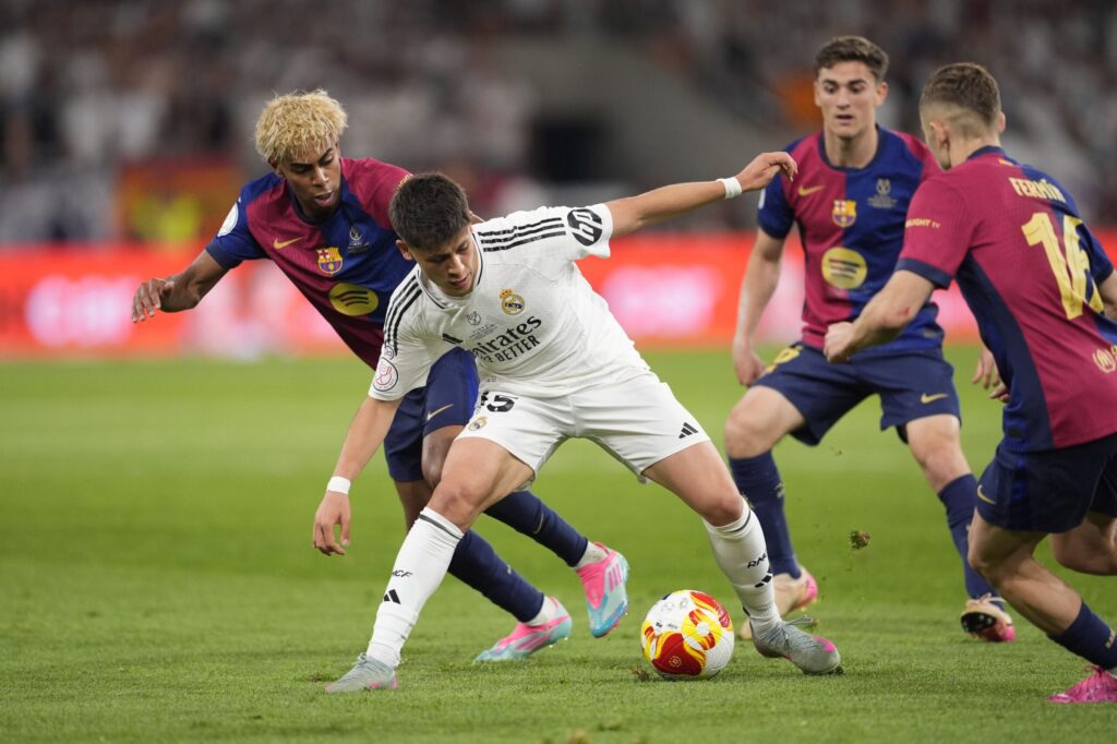 Real Madrid învinge Barcelona în El Clasico într-un meci nebun Real Madrid învinge Barcelona în El Clasico într-un meci nebun