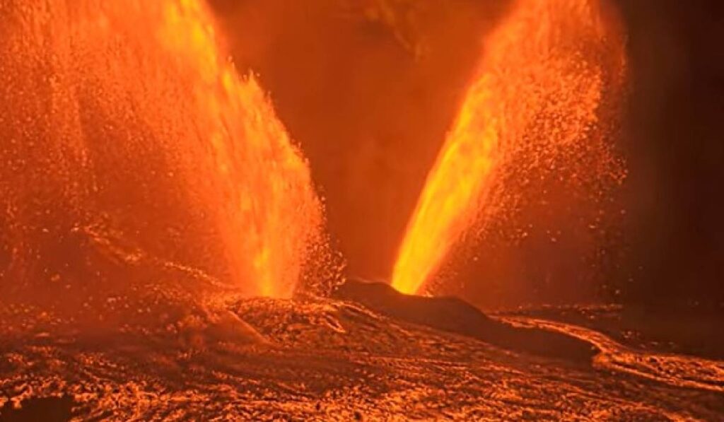 Cele două guri ale vulcanului Kilauea din Hawwai, în timp ce aruncă jeturi impresionante de lavă