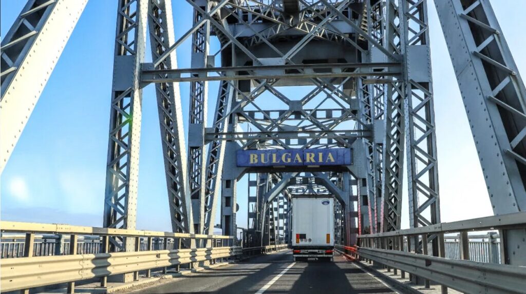 Restricții pe Podul Giurgiu-Ruse în perioada 4-5 noiembrie. Alternative pentru șoferi Restricții pe Podul Giurgiu-Ruse în perioada 4-5 noiembrie. Alternative pentru șoferi