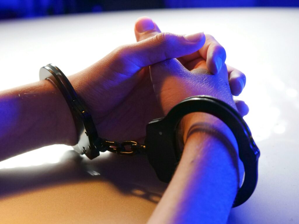 Rețea de proxeneți destructurată, 46 de percheziții și peste 30 de suspecți. Cum operau membrii grupării