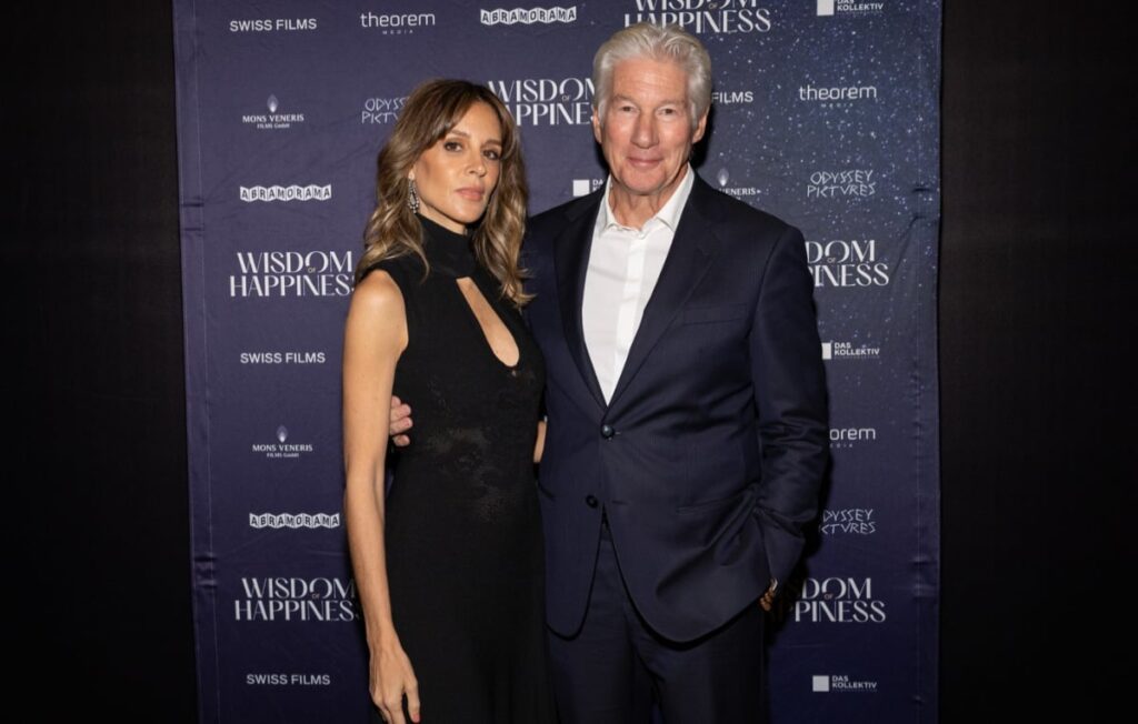 Richard Gere și soția, sărut pasional pe covorul roșu. Alejandra Silva are 42 de ani, iar actorul - 76
