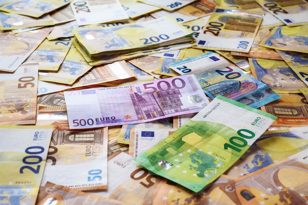 România pierde 7 miliarde de euro din fondurile de redresare ale UE. Bruxelles-ul aprobă un plan redus, pe fondul deficitului record România pierde 7 miliarde de euro din fondurile de redresare ale UE. Bruxelles-ul aprobă un plan redus, pe fondul deficitului record