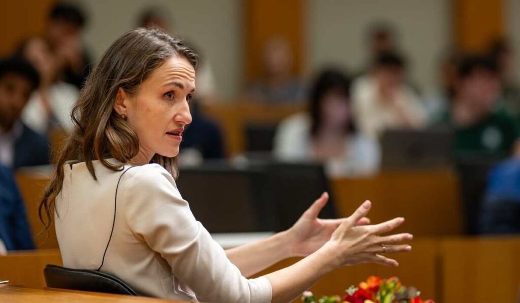 Oana Țoiu, ministrul de Externe, gesticulează în timpul unei dezbateri