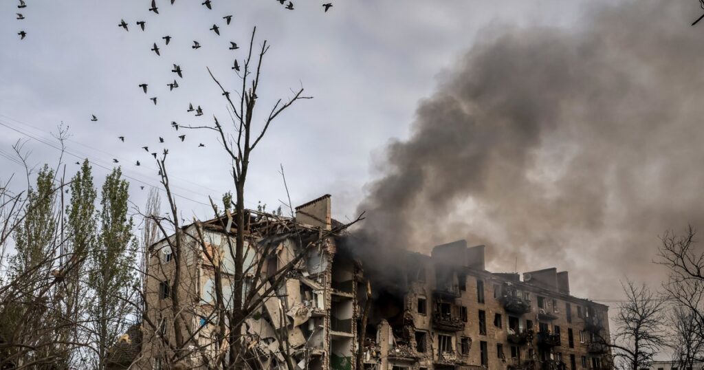 Rusia bombardează puternic linia frontului, punând presiune pe orașele din prima linie