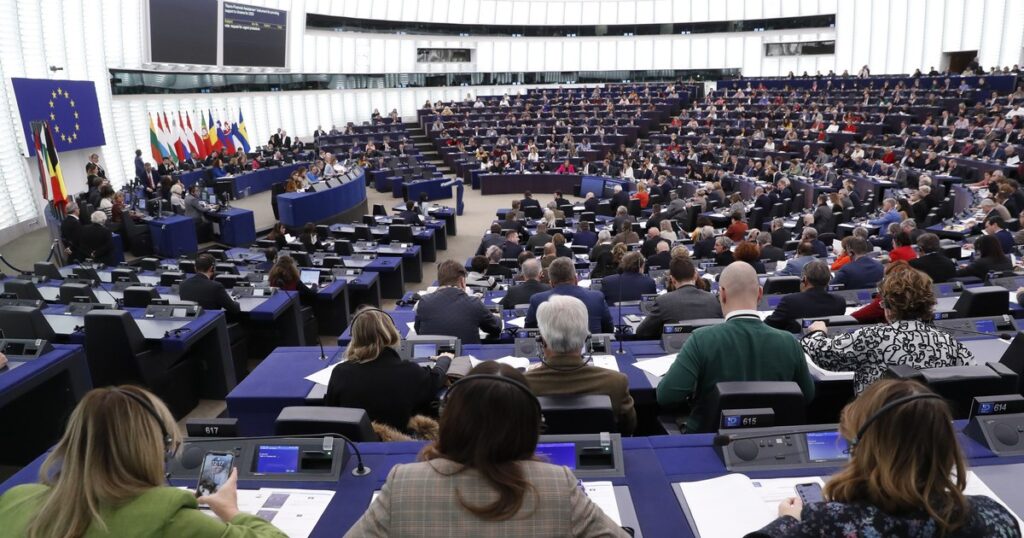 S-a cerut suspendarea comisarului european ungar pe durata anchetei privind spionajul Ungariei în instituţii ale UE. România, dată ca exemplu într-o replică
