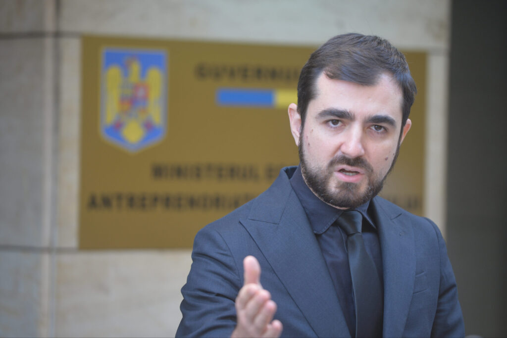 Salariul minim ar trebui înghețat, e folosit ca armă fiscală. Ce spune despre „munca la gri”