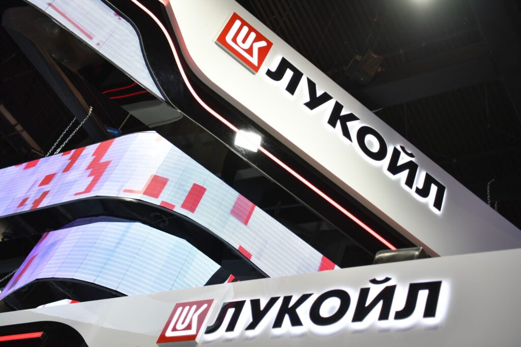 Sancțiunile americane forțează compania rusă Lukoil, care are o rafinărie și în România, să se retragă din străinătate Sancțiunile americane forțează compania rusă Lukoil, care are o rafinărie și în România, să se retragă din străinătate