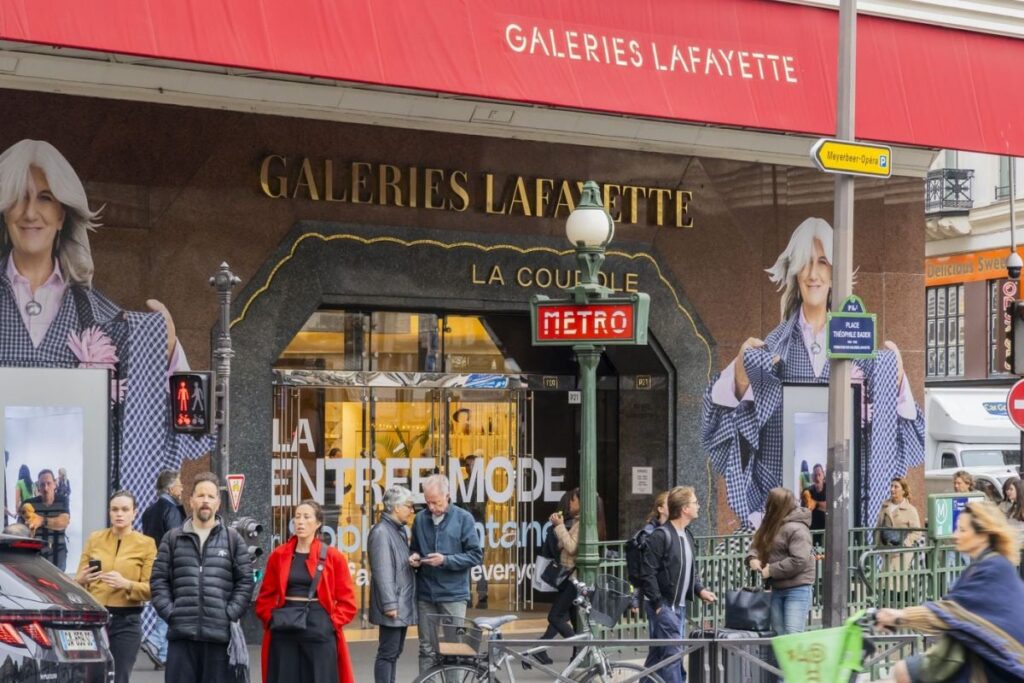 Sigla Galeries Lafayette se află pe fațada magazinelor universale Galeriile Lafayette din Paris, Franța, 3 octombrie 2025