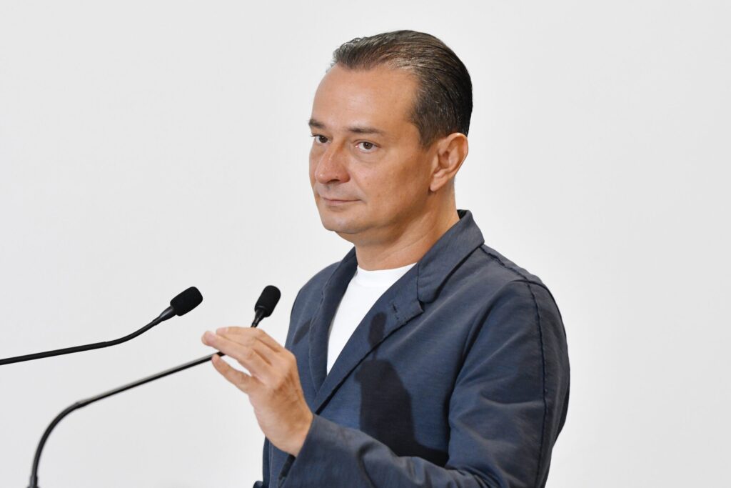 Se ocupă în mod deosebit cu promovarea urii, cu polarizarea societății