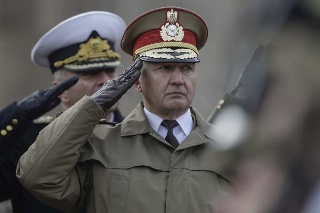 Șeful Armatei spune că toți românii ar trebui să știe să tragă cu arma: „Să-și apere familiile. Suntem pregătiți să îi învățăm”