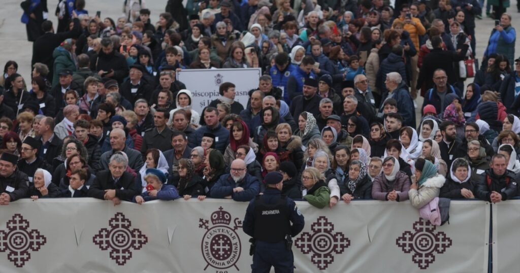 Sfințirea Catedralei Naționale | Mii de credincioși sunt prezenți pe Dealul Arsenalului. Nicușor Dan și Ilie Bolojan au asistat la slujbă Sfințirea Catedralei Naționale | Mii de credincioși sunt prezenți pe Dealul Arsenalului. Nicușor Dan și Ilie Bolojan au asistat la slujbă