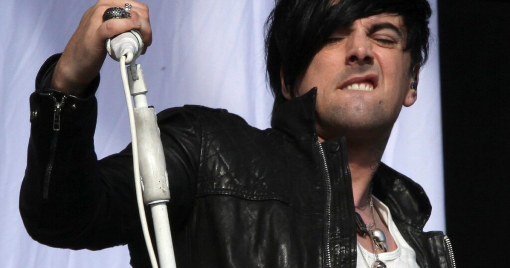 Solistul rock Ian Watkins a fost ucis în închisoarea unde își ispășea pedeapsa pentru pedofilie. El a fost înjunghiat și în urmă cu doi ani