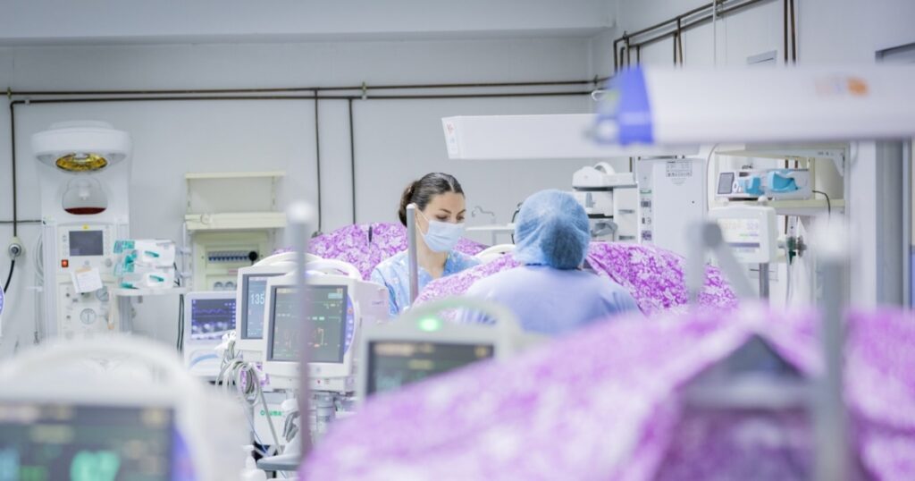 Spital privat din Constanța, lăsat parțial fără autorizație după decesul unei gravide. Ministrul a sesizat DNA și Parchetul General