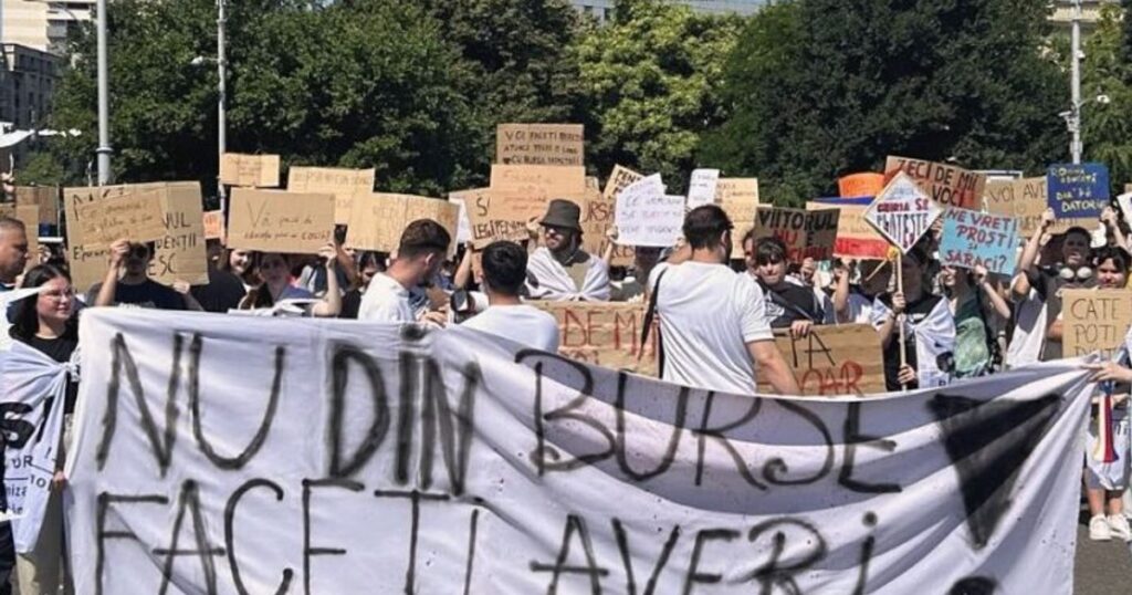 Studenții, revoltați la început de an universitar de tăierea burselor și eliminarea transportului gratuit