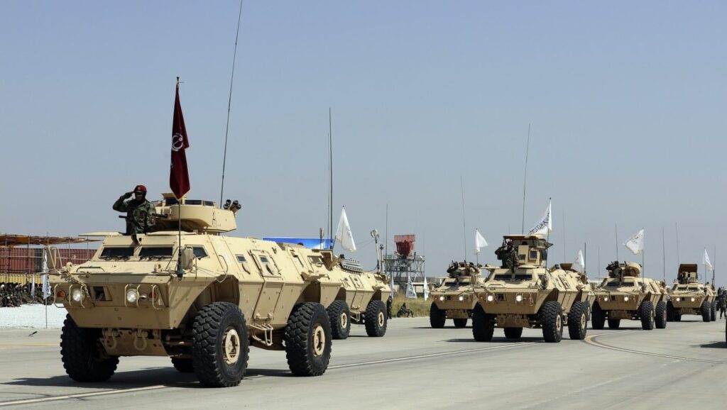 Talibanii sunt amenințați cu un „război deschis”: „Avem această opțiune” Paradă militară organizată de talibani la baza Bagram Foto: Profimedia