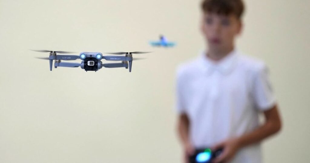 Țara din Europa în care elevii de liceu învață să piloteze drone militare, în cadrul programelor școlare