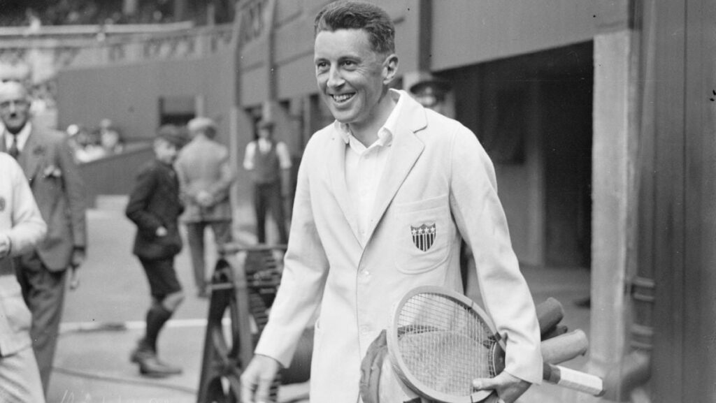 Tenismanul care a supraviețuit scufundării Titanicului a scăpat de amputare și a cucerit un Grand Slam câteva luni mai târziu Campionul de tenis și supraviețuitor al Titanicului, R. N. Williams (Richard Norris Williams), surprins râzând și cu rachete de tenis în mână, într-o poză alb-negru, iar în spatele său se văd alți oameni, 1924
