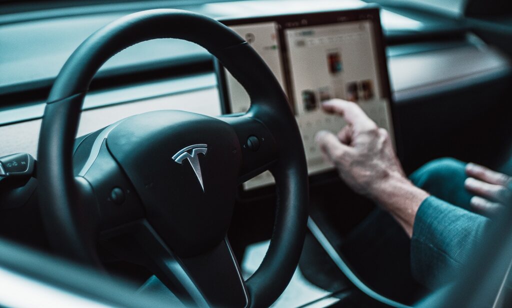 Tesla, anchetată, după ce mașinile „autonome” au ignorat semafoarele și au provocat accidente