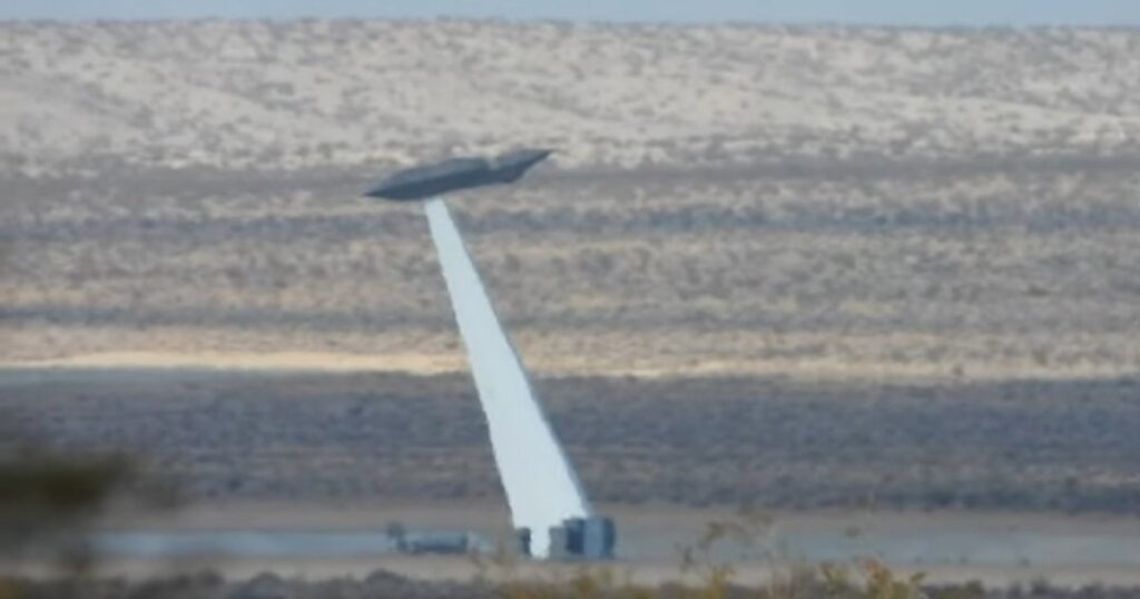Teste secrete într-o bază americană ultrasecurizată cu o aeronavă misterioasă Teste secrete într-o bază americană ultrasecurizată cu o aeronavă misterioasă