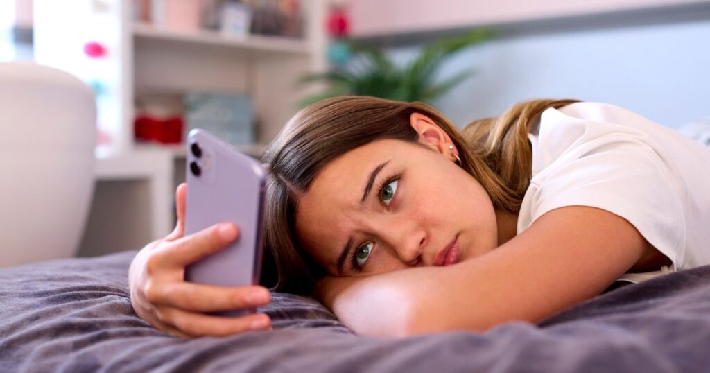 TikTok le dă părinților mai mult control, vor putea vedea când copii postează public și cine îi urmărește. Influencer: „Să fie foarte atenți”