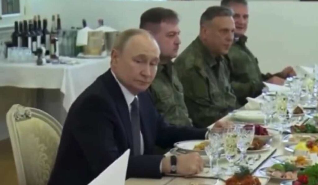 Vladimir Putin, la masă alături de mai mulți generali
